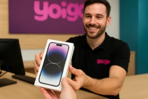 Dependiente de Yoigo entrega un iPhone a un cliente