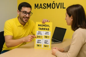 Dependiente explicando las tarifas de MasMóvil a un cliente