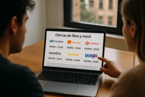 Pareja comparando las ofertas de fibra y móvil en 2025