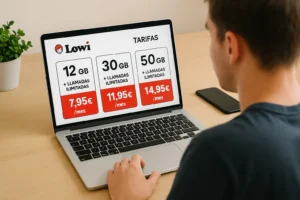 Persona comparando tarifas de Lowi en el ordenador