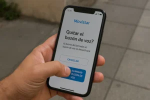 Persona desactivando buzón de voz de Movistar
