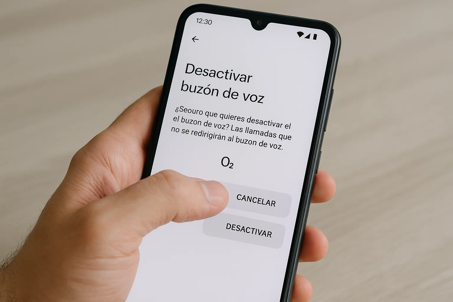 Persona desactivando su buzón de voz de O2